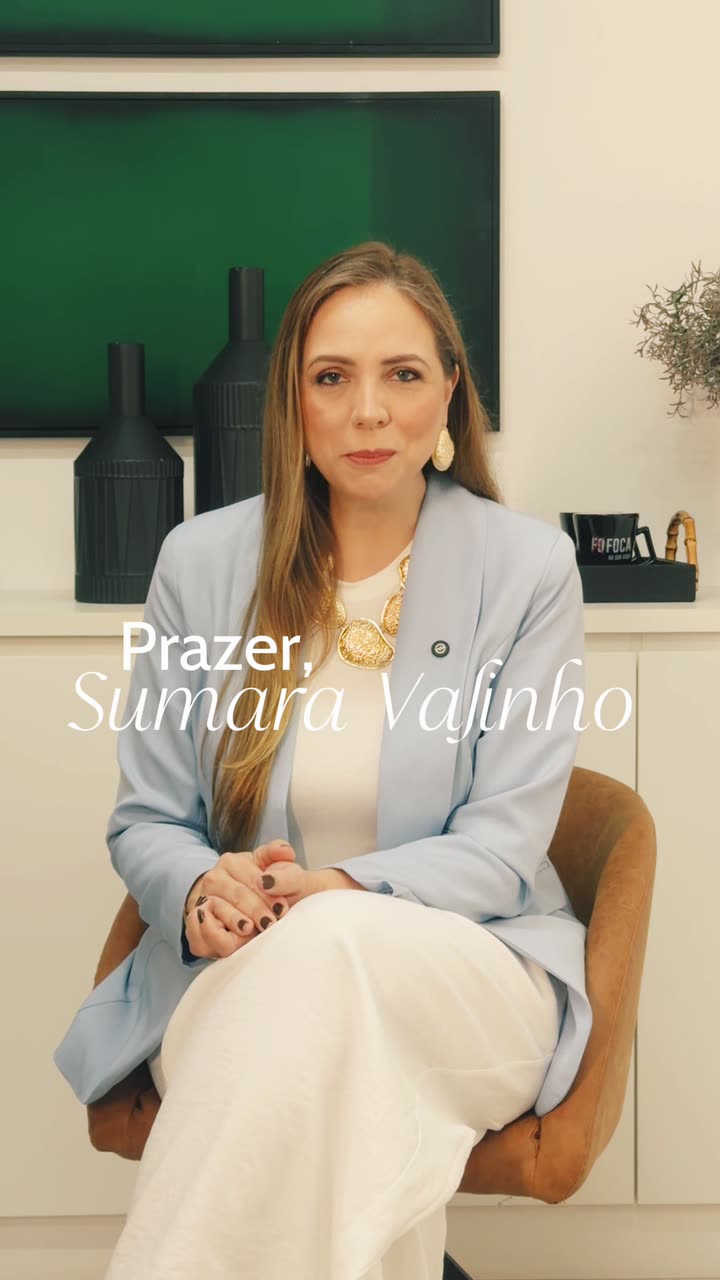 Dra. Sumara Valinho sentada, de blazer azul, em seu vídeo de apresentação
