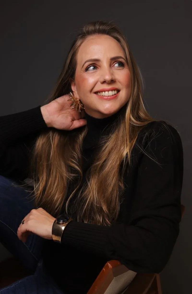 Retrato da Dra. Sumara Valinho sorrindo, com roupa preta